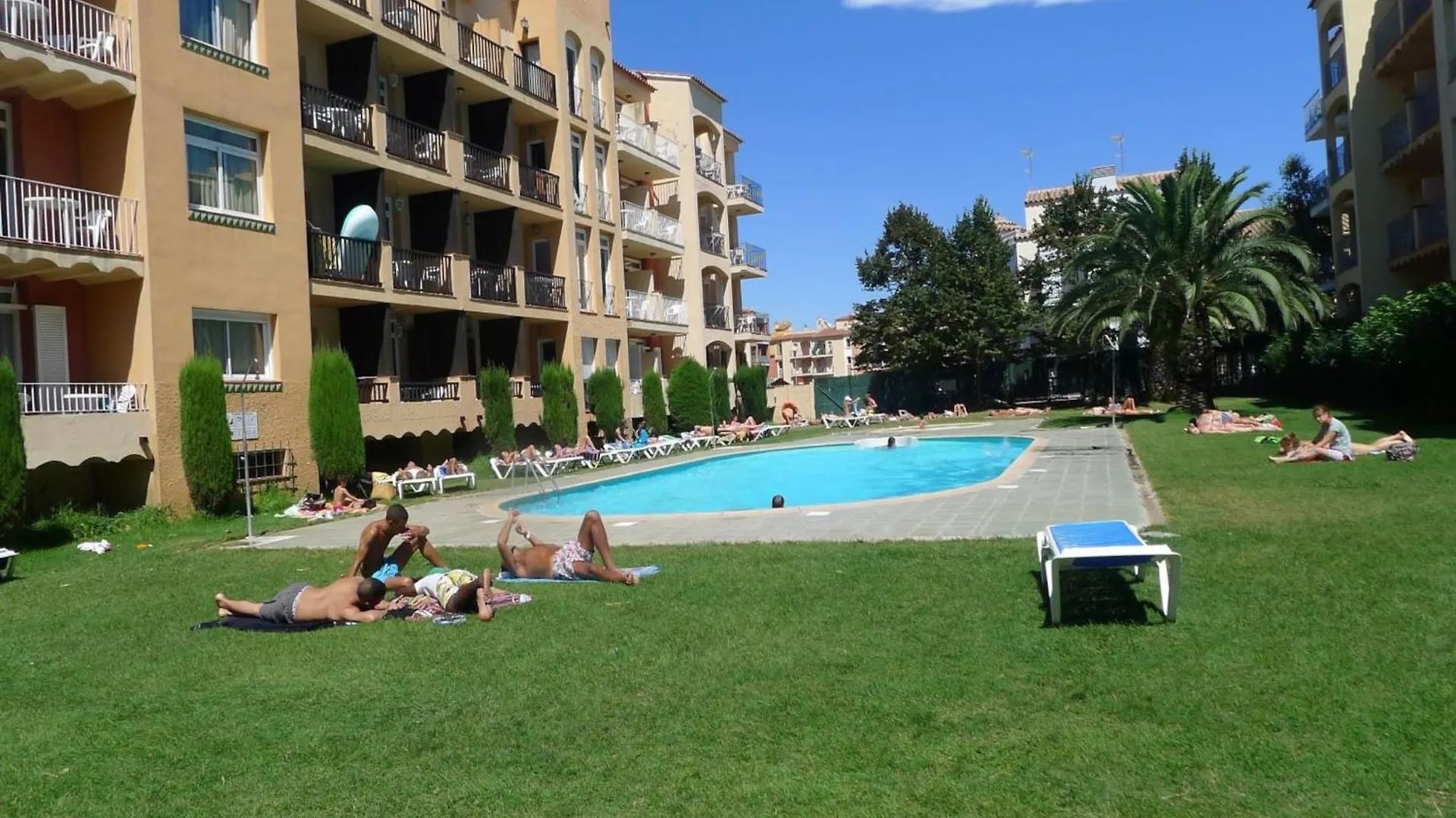 אמפוריבראבה Beautiful Apartment With View
